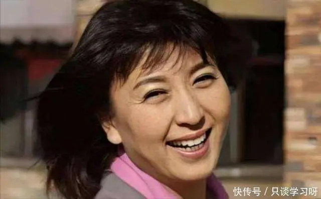 闫学晶直播哭穷事件_闫学晶触碰国人反感雷区_闫学晶致歉：讨厌那个露出轻视的自己