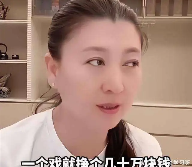 闫学晶触碰国人反感雷区_闫学晶致歉：讨厌那个露出轻视的自己_闫学晶直播哭穷事件