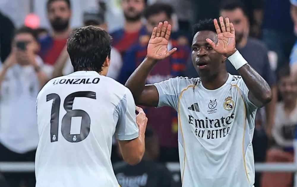 巴萨皇马欧冠德比_西班牙超级杯决赛巴萨对阵皇马_巴萨3 2险胜皇马捧起冠军奖杯