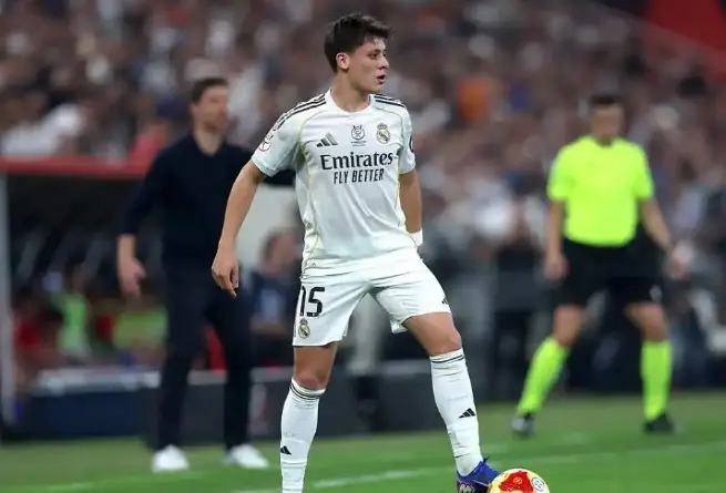 绝了，不满输给巴萨！皇马天才怒踢水杯，自己摔倒，球迷：输不起