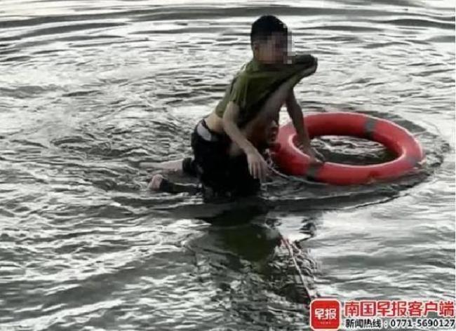 毕业15年小伙救了同班同学的孩子