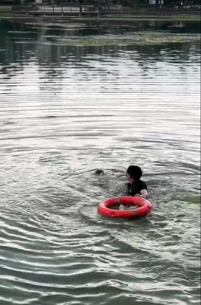 毕业15年小伙救了同班同学的孩子 90秒冰水救援唤起旧日情谊