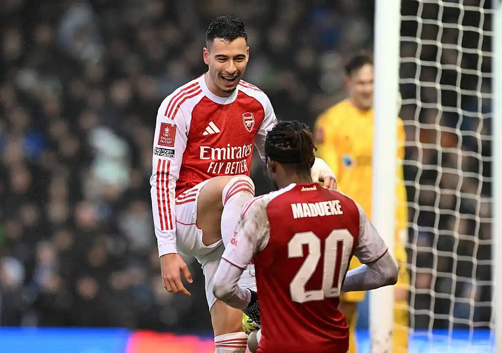 巴萨3-2皇马卫冕西超杯 拉菲尼亚双响_巴萨皇马表演赛_巴萨的拉菲尼亚