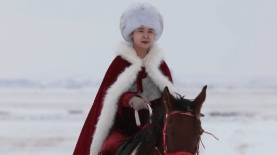 47岁贺娇龙抢救无效离世，曾说第一身份永远是公职人员！最后发文令人动容