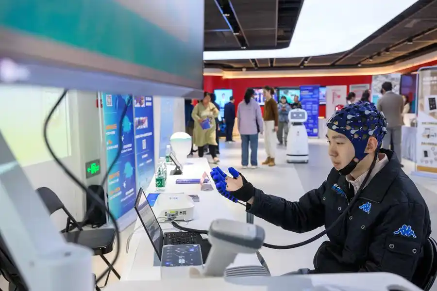 脑机接口传输知识_脑机接口正“接入”生活_脑机接口设备