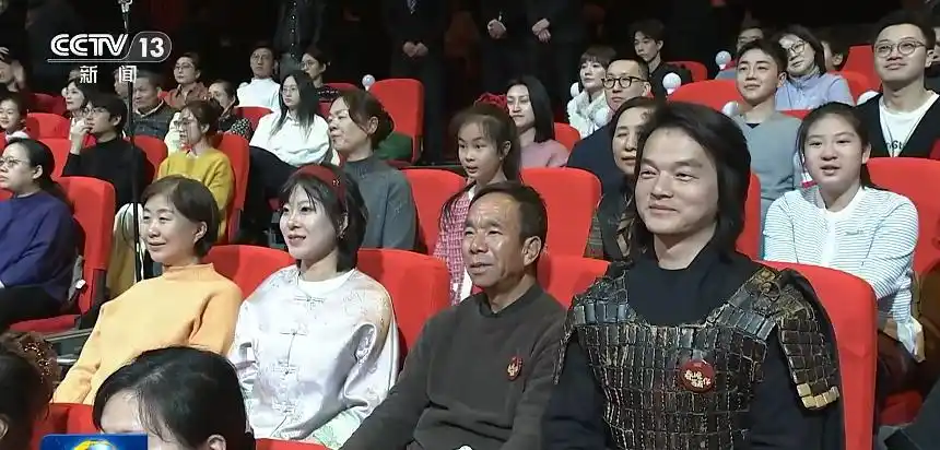 感动全网的农民工大爷安三山，受邀观看春晚彩排