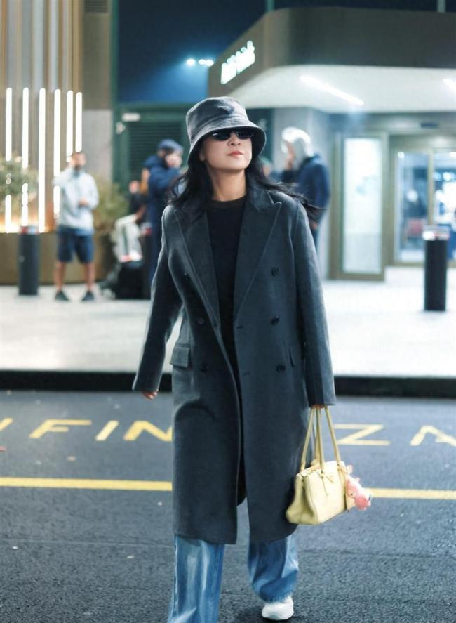 贾玲出发米兰看秀 自信气场引发热议