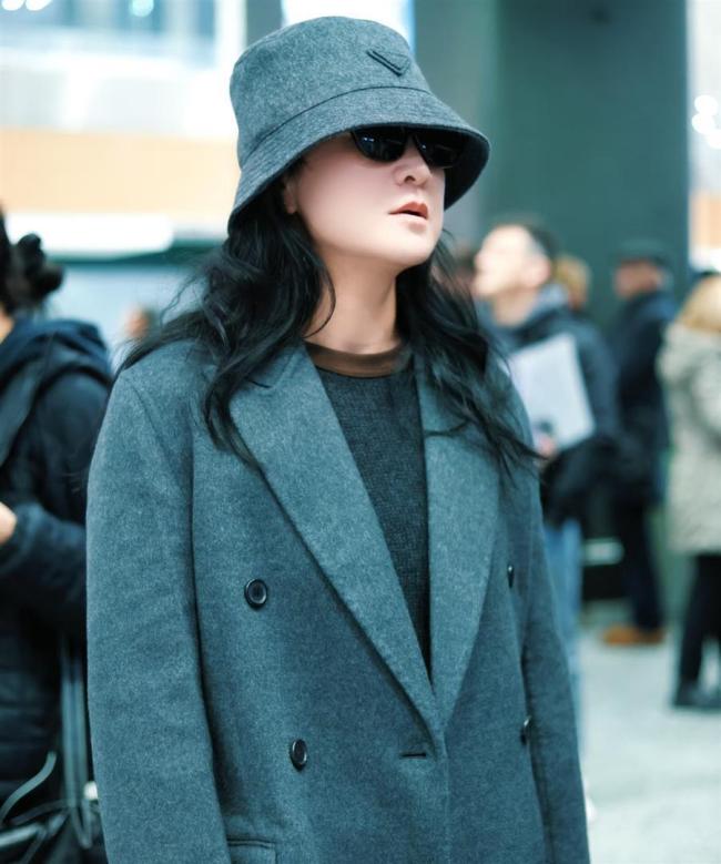 贾玲出发米兰看秀 自信气场引发热议