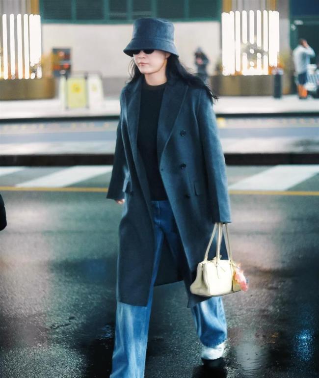 贾玲出发米兰看秀 自信气场引发热议