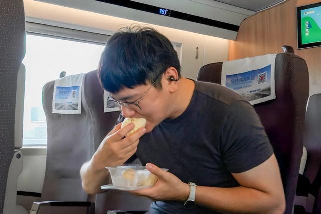 高铁也能吃上现蒸热乎包子了 10元早餐温暖早班旅途