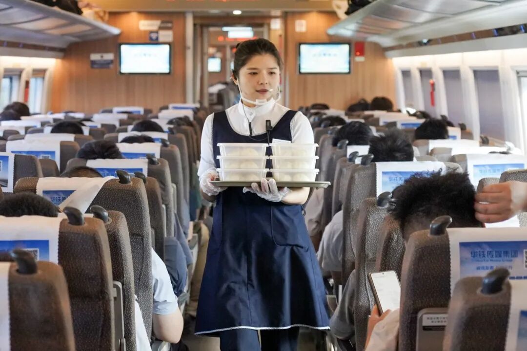 10元通勤早餐_高铁也能吃上现蒸热乎包子了_现蒸肉包水煮蛋
