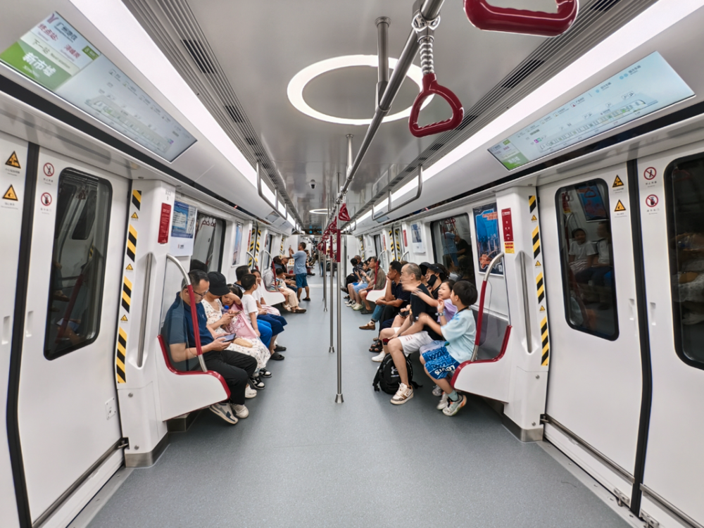 小伙为克服自卑在地铁上演讲_地铁上演讲_广州地铁演讲男子