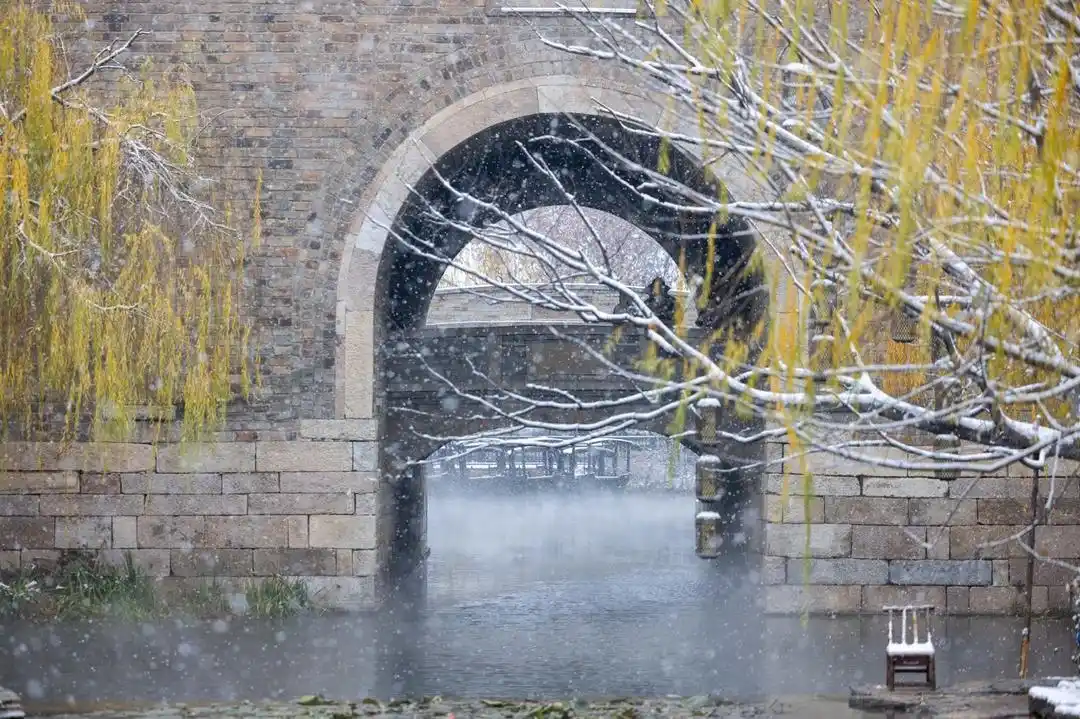 清照泉城喜迎新年首场雪，青砖黛瓦中年味被唤醒