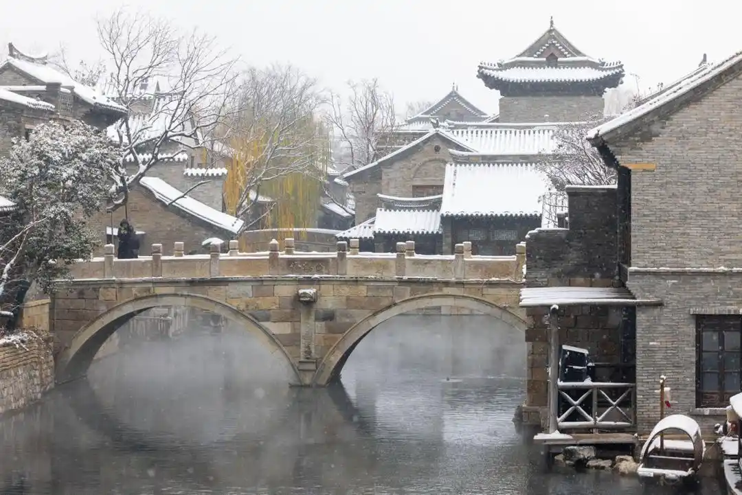 清照泉城泉水古城雪景_雪后济南又美成了“济南府”_济南清照泉城明水古城旅游度假区