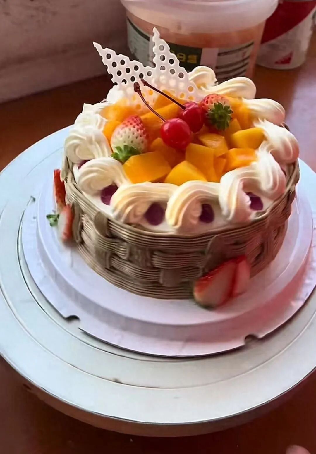 河南乡村蛋糕店老板爆火后不敢涨价：顾客主要是小孩和老年人，定价太高怕卖不出去