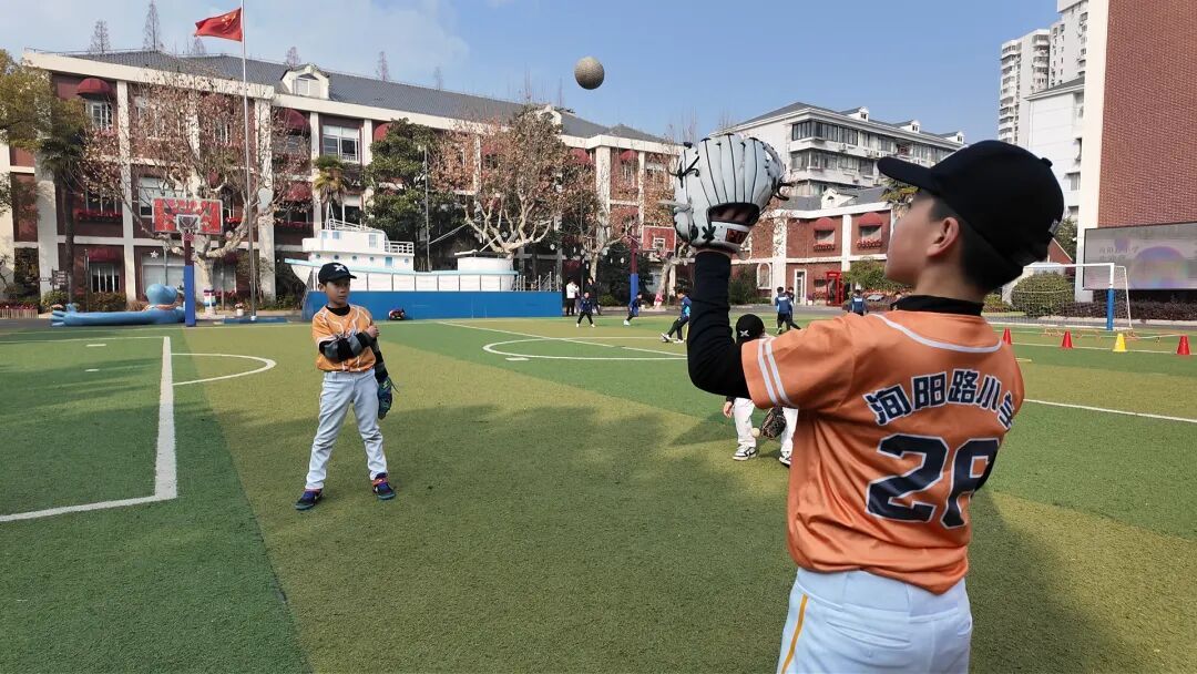 上海中小学开设ai课程_小学体育创新_小操场大体育