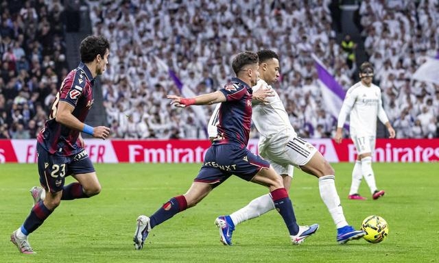 西甲VAR判罚争议_西甲巴萨皇马马竞争冠_2026皇马巴萨