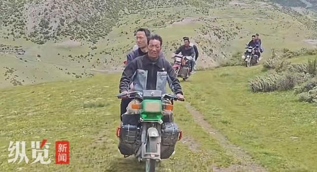 书记乡长骑摩托下乡视频走红 接地气形象获网友追捧