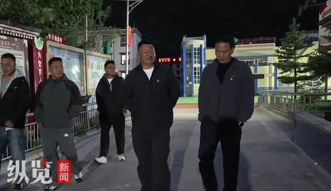 书记乡长骑摩托下乡视频走红 接地气形象获网友追捧
