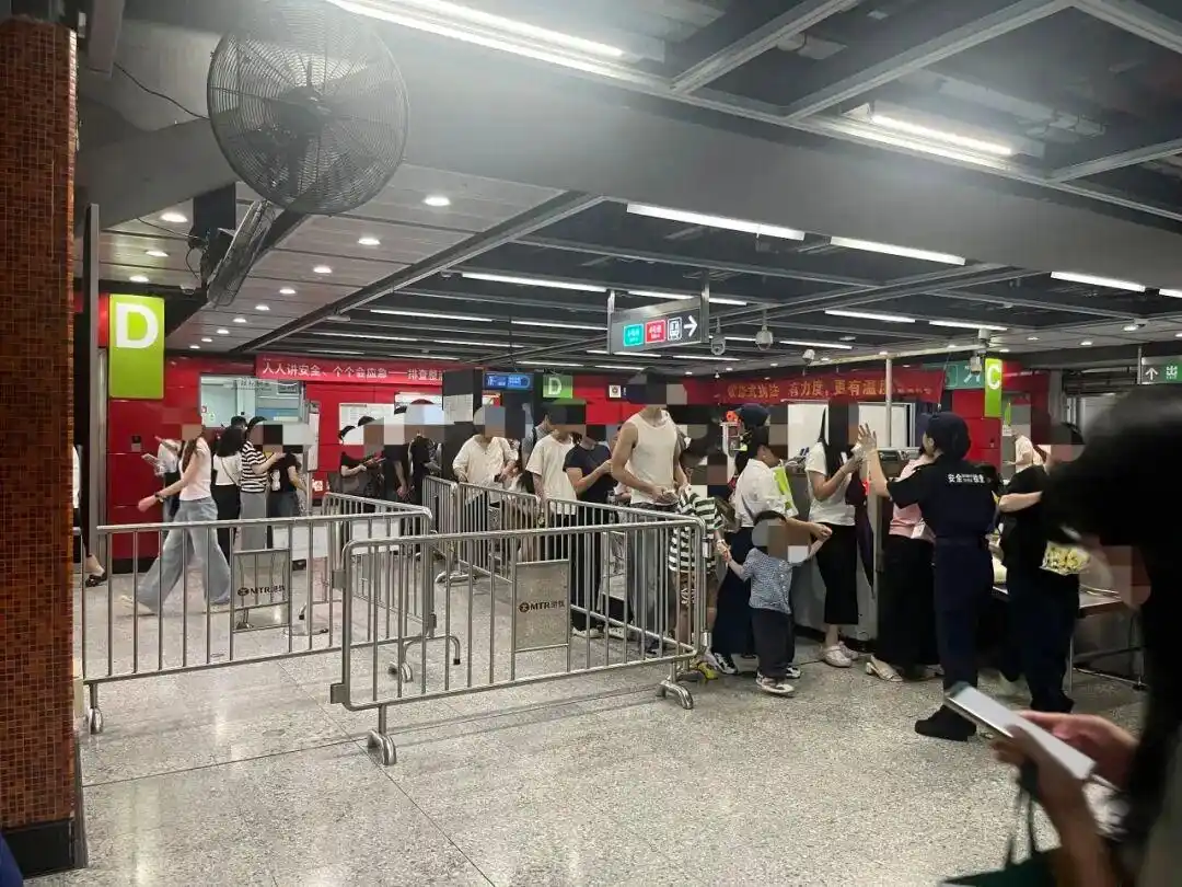 深圳地铁安检调整首日引争议_早高峰安检排队秩序混乱_深圳地铁进站安检全覆盖