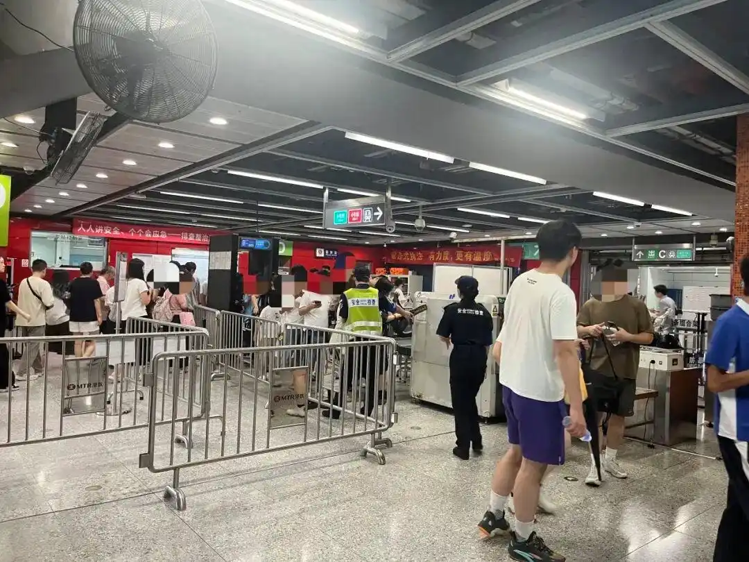 深圳地铁进站安检全覆盖_深圳地铁安检调整首日引争议_早高峰安检排队秩序混乱