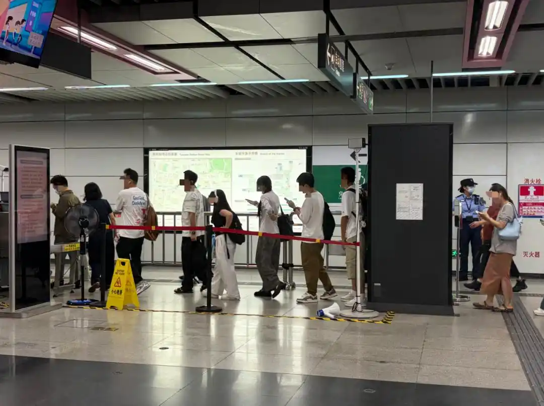 早高峰安检排队秩序混乱_深圳地铁进站安检全覆盖_深圳地铁安检调整首日引争议