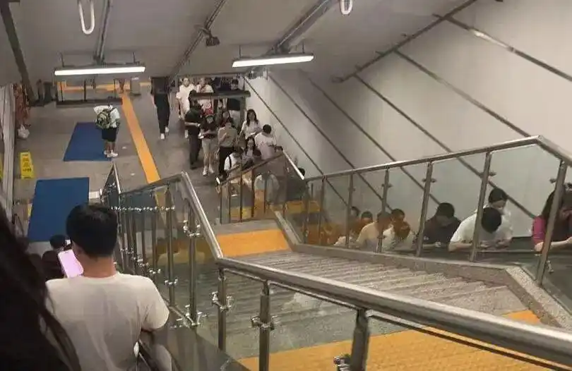 深圳地铁安检调整首日引争议_深圳地铁进站安检全覆盖_早高峰安检排队秩序混乱