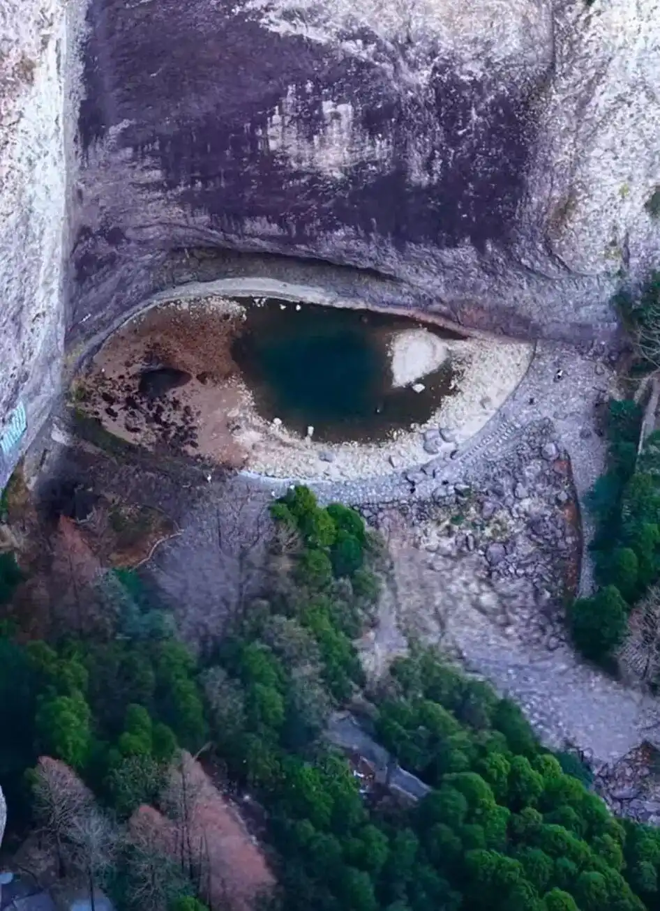 大龙湫龙眼最佳观赏角度_浙江大龙湫瀑布惊现“龙眼”奇观_雁荡山大龙湫开龙眼奇观