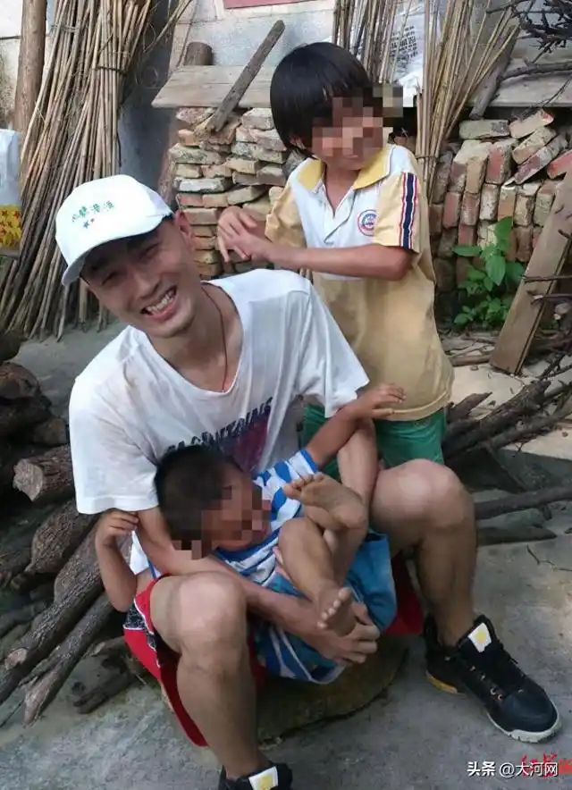 32岁程序员周末晕倒后猝死：抢救期间曾被拉入工作群，死后还收到工作消息“要把这个改下”工伤申请已被受理