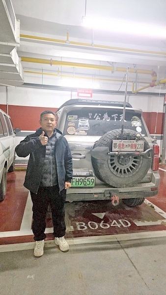 武汉大雪里的“拖车侠”找到了 热心举动温暖全城