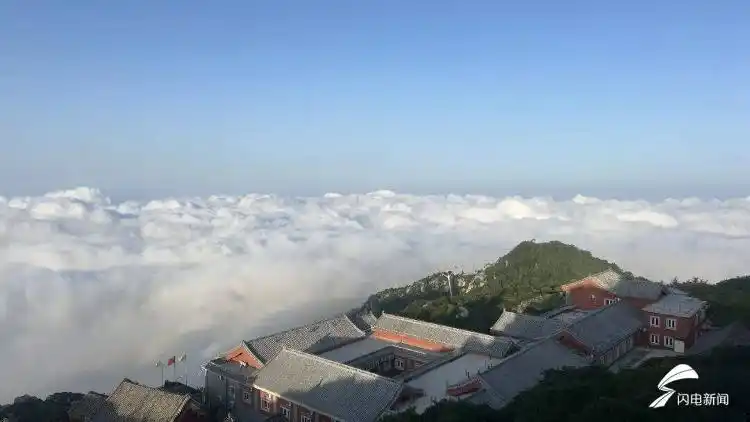 泰山把人间仙境铺在眼前_泰山云海观赏_岱顶云海景观