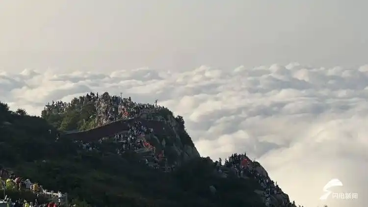 岱顶云海景观_泰山把人间仙境铺在眼前_泰山云海观赏
