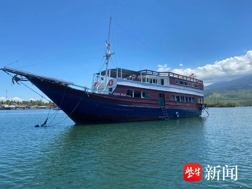 巨浪击沉游轮游客漂流5小时 有人吓吐_黄金岛游轮公司赔偿承诺变卦只给一半团费_印尼观光船沉没乘客黑夜漂流救生筏