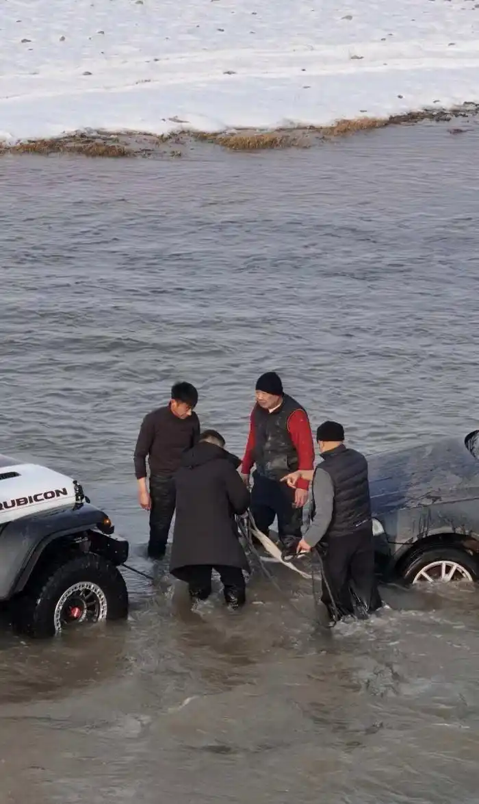 冰河施救宝马车 网友称赞_于东来跳入冰水施救被困车辆_60岁跳河救车 热心肠人士