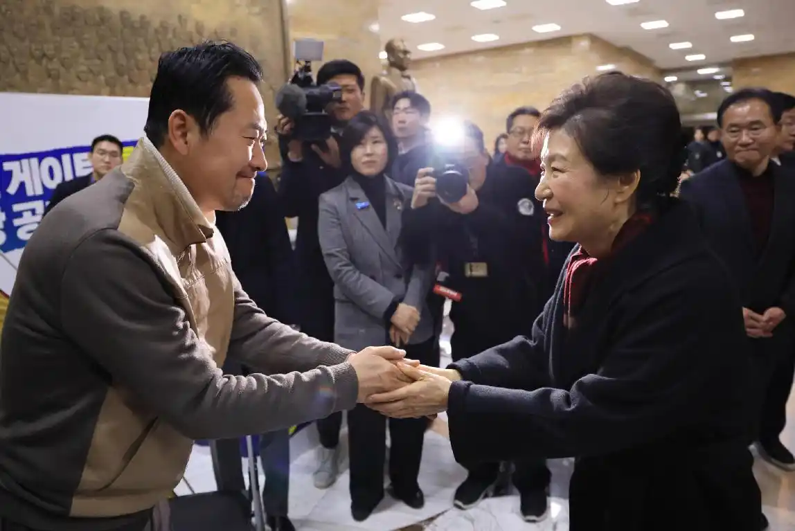 韩国国民力量党张东赫绝食抗议_朴槿惠探望国会张东赫_韩国最大在野党党首张东赫绝食8天