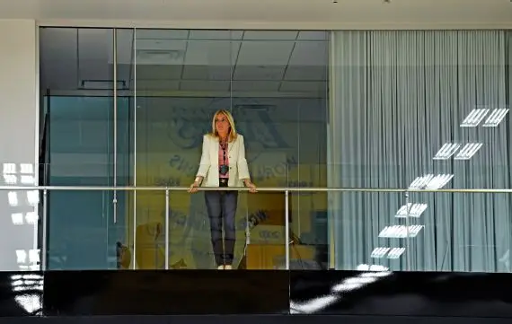 ESPN长文解析！闪电清洗！湖人百亿易主后，巴斯兄弟突遭解雇，家族时代黯然落幕（1/5）