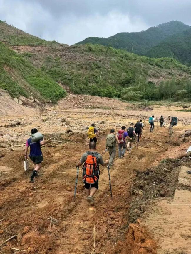 救灾志愿者去世 父亲落泪：他曾屏蔽我 29岁小伙徒步6小时背物资进灾区