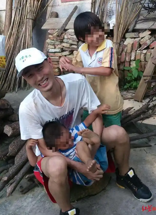 32岁程序员周末晕倒后猝死，抢救期间曾被拉入工作群，死亡后还收到工作消息“要把这个改下”，工伤申请已被受理