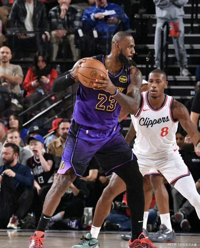 湖人领先26分被追至2分，末节判罚引讨论，联盟如何守