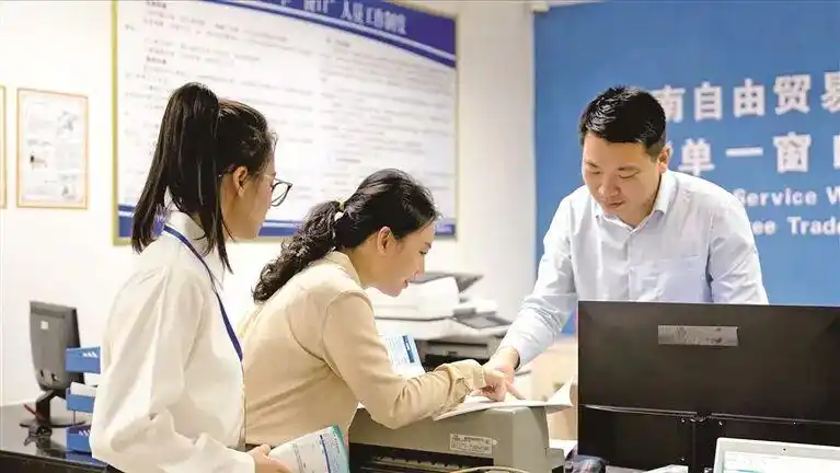 保持战略定力 增强实干本领_贯彻落实党中央重大决策部署_抓铁有痕踏石留印抓落实