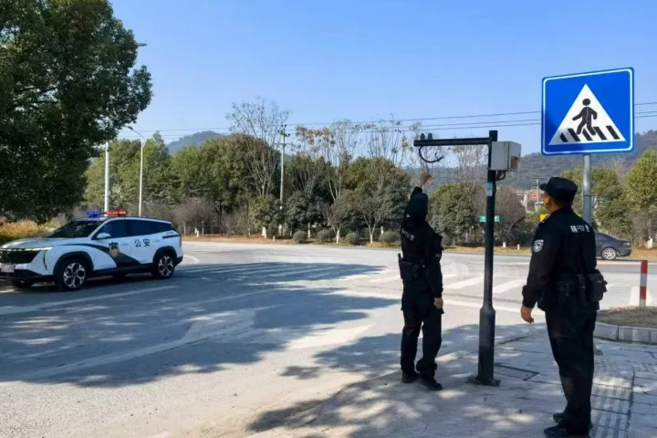 货车司机凌晨偷走公安的摄像头，因觉得拍出的画面肯定清晰，“快过年了，老家正好缺一个”，已被依法处理