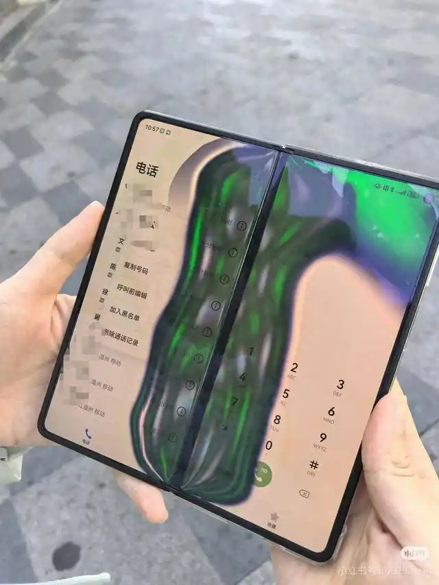 折叠屏到了东北变“碎碎冰”？多名网友吐槽手机屏幕被冻坏，官方维修店：低温环境不要折叠，室内焐热了再用