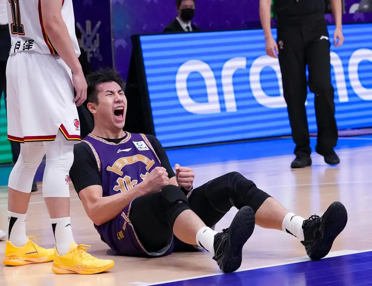 CBA常规赛20轮 北京控股队 吉林长白山恩都里队 沈梓捷 邹雨宸 廖三宁 威尔逊 贾昊 朱松玮 摩尔 盖利 张_cba-北控胜吉林 廖三宁与威尔逊拼抢球权