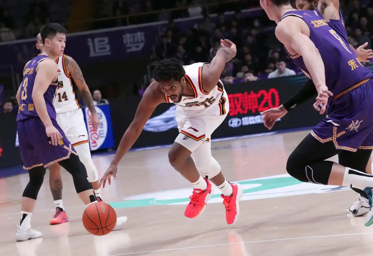 CBA常规赛20轮 北京控股队 吉林长白山恩都里队 沈梓捷 邹雨宸 廖三宁 威尔逊 贾昊 朱松玮 摩尔 盖利 张_cba-北控胜吉林 廖三宁与威尔逊拼抢球权