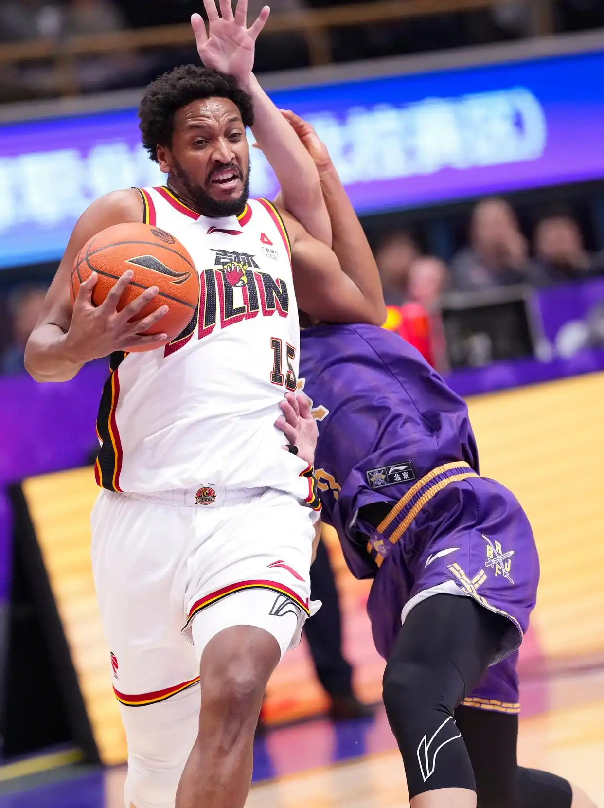 CBA常规赛20轮 北京控股队 吉林长白山恩都里队 沈梓捷 邹雨宸 廖三宁 威尔逊 贾昊 朱松玮 摩尔 盖利 张_cba-北控胜吉林 廖三宁与威尔逊拼抢球权