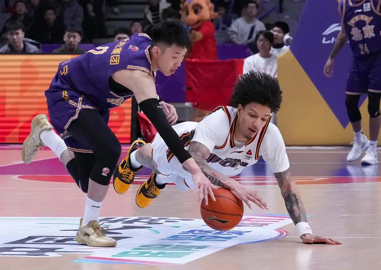 CBA常规赛20轮 北京控股队 吉林长白山恩都里队 沈梓捷 邹雨宸 廖三宁 威尔逊 贾昊 朱松玮 摩尔 盖利 张_cba-北控胜吉林 廖三宁与威尔逊拼抢球权