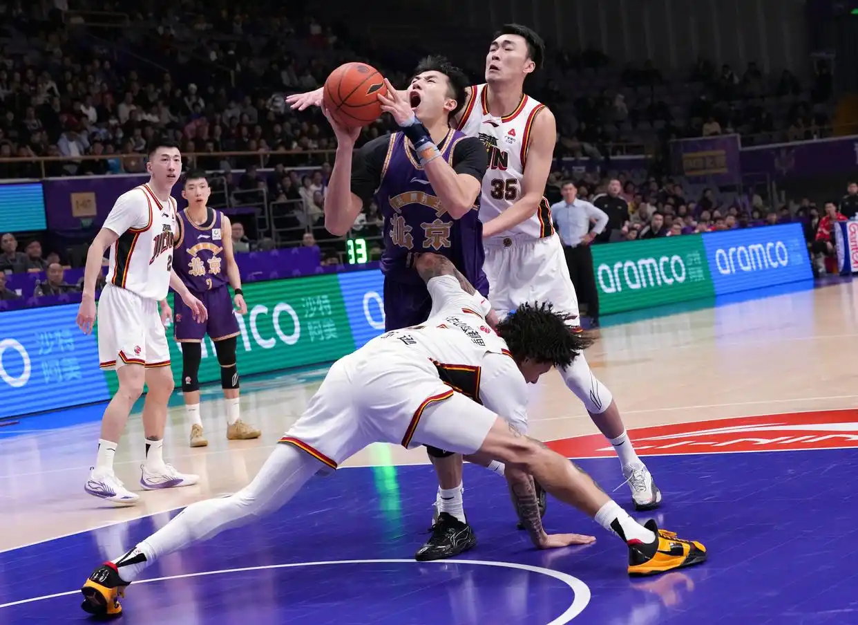 cba-北控胜吉林 廖三宁与威尔逊拼抢球权_CBA常规赛20轮 北京控股队 吉林长白山恩都里队 沈梓捷 邹雨宸 廖三宁 威尔逊 贾昊 朱松玮 摩尔 盖利 张
