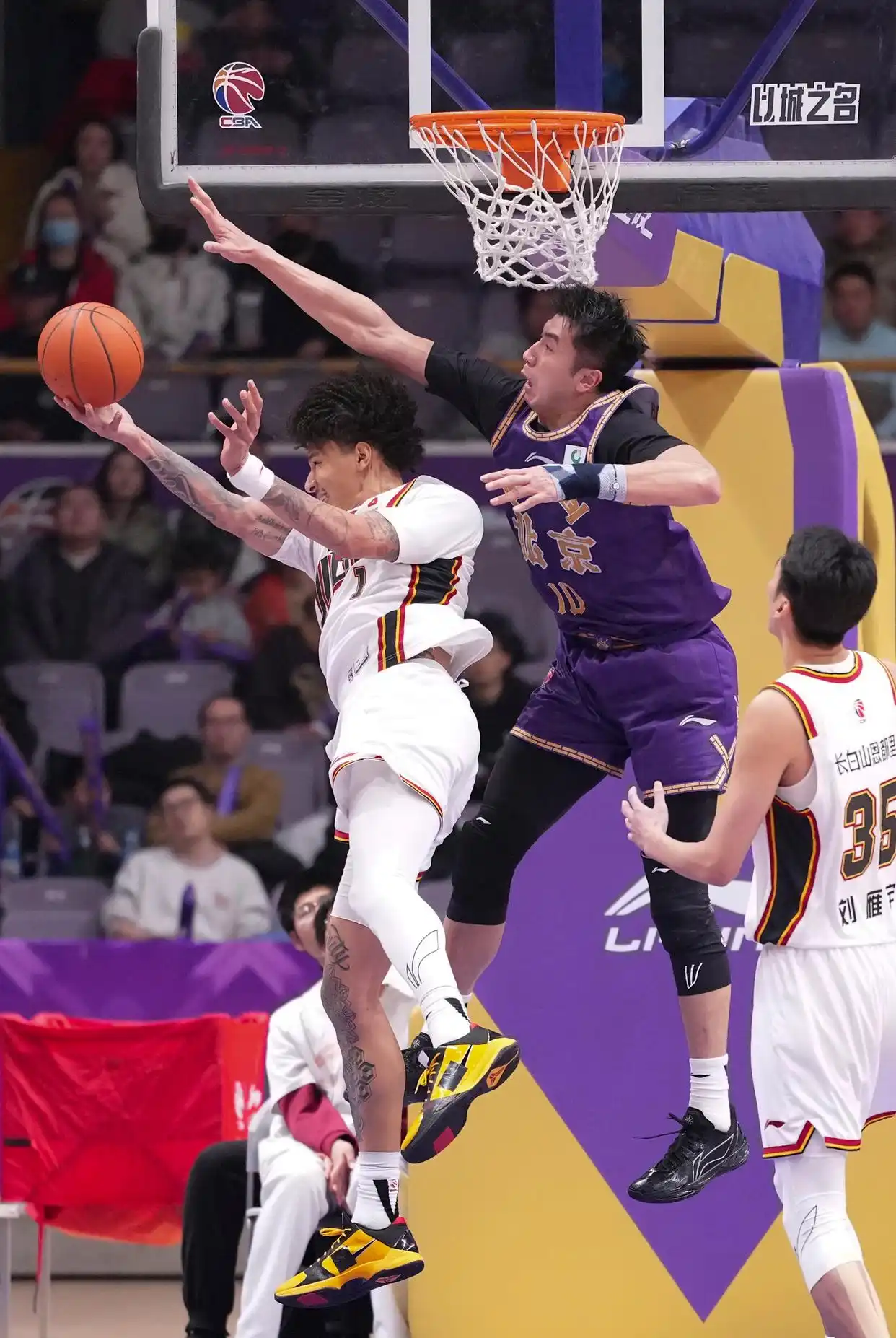 CBA常规赛20轮 北京控股队 吉林长白山恩都里队 沈梓捷 邹雨宸 廖三宁 威尔逊 贾昊 朱松玮 摩尔 盖利 张_cba-北控胜吉林 廖三宁与威尔逊拼抢球权