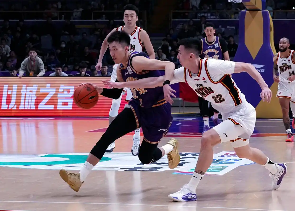 CBA常规赛20轮 北京控股队 吉林长白山恩都里队 沈梓捷 邹雨宸 廖三宁 威尔逊 贾昊 朱松玮 摩尔 盖利 张_cba-北控胜吉林 廖三宁与威尔逊拼抢球权