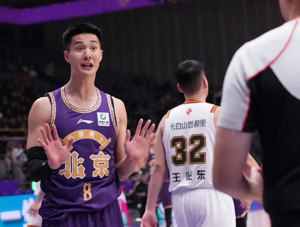 cba-北控胜吉林 廖三宁与威尔逊拼抢球权_CBA常规赛20轮 北京控股队 吉林长白山恩都里队 沈梓捷 邹雨宸 廖三宁 威尔逊 贾昊 朱松玮 摩尔 盖利 张